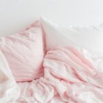 Pagi yang Damai dengan Cahaya Matahari Hangat dan Duduk Diam: Ritual Kecil yang Membuat Awal Hari Terasa Lebih Lembut